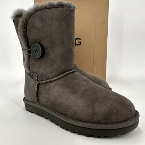 UGG Bailey Button Shearling Winter Boots size 8 women EUC